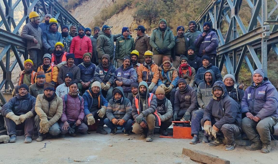 मुनस्यारी-मिलम सड़क पर बुगडियार पर वैली ब्रिज बनने के बाद खुशी मनाते बीआरओ अधिकारी और जवान। स्
