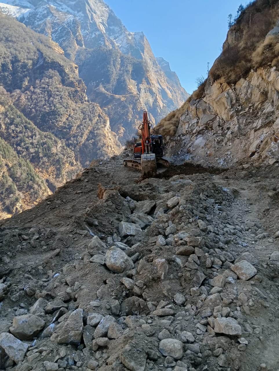 नस्यारी के लास्पा में सड़क चौड़ीकरण में जुटी बीआरओ की पोकलेन। स्रोत: बीआरओ