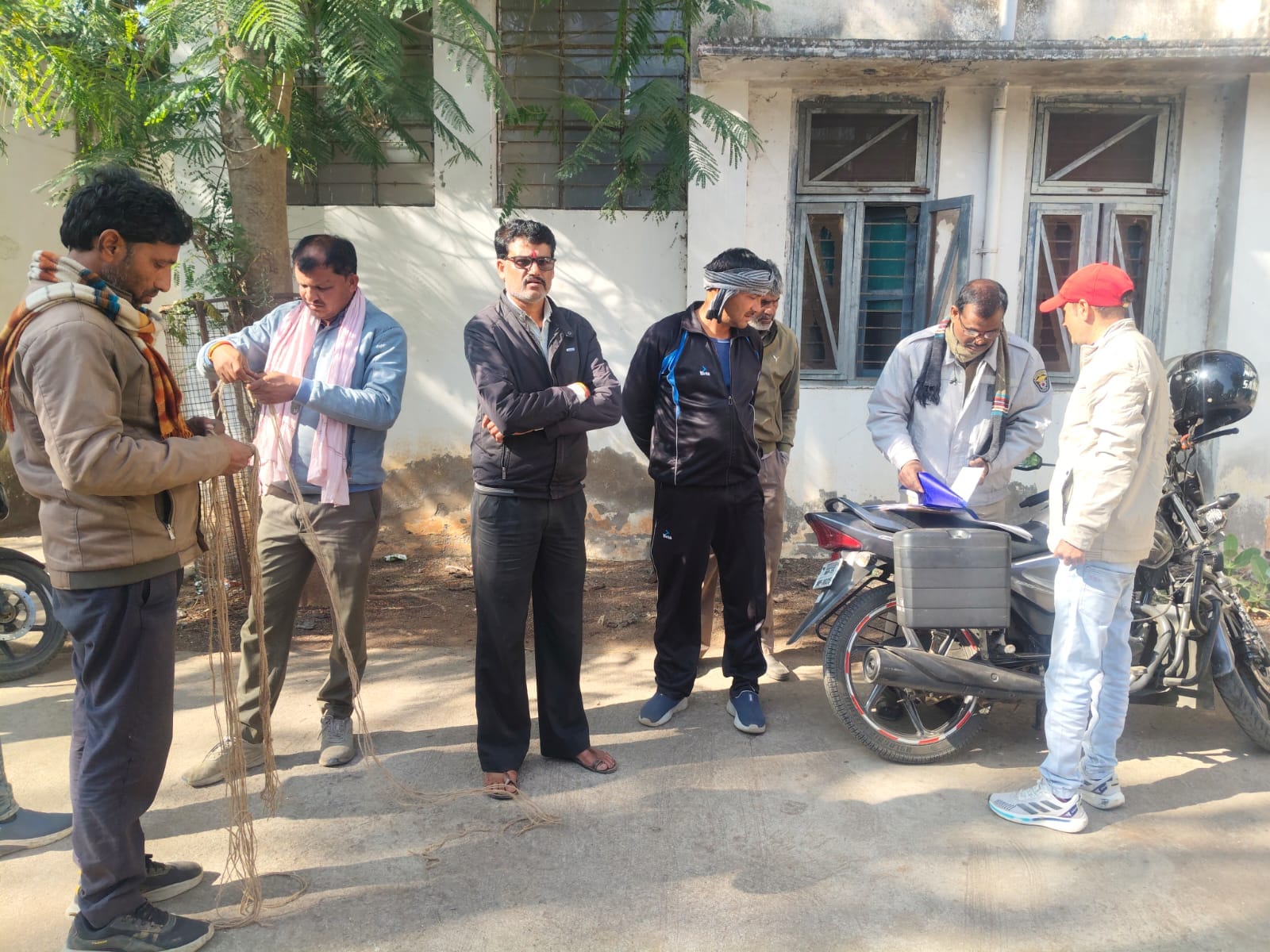 पोस्टमार्टम स्थल के बाहर जुटे परिजन