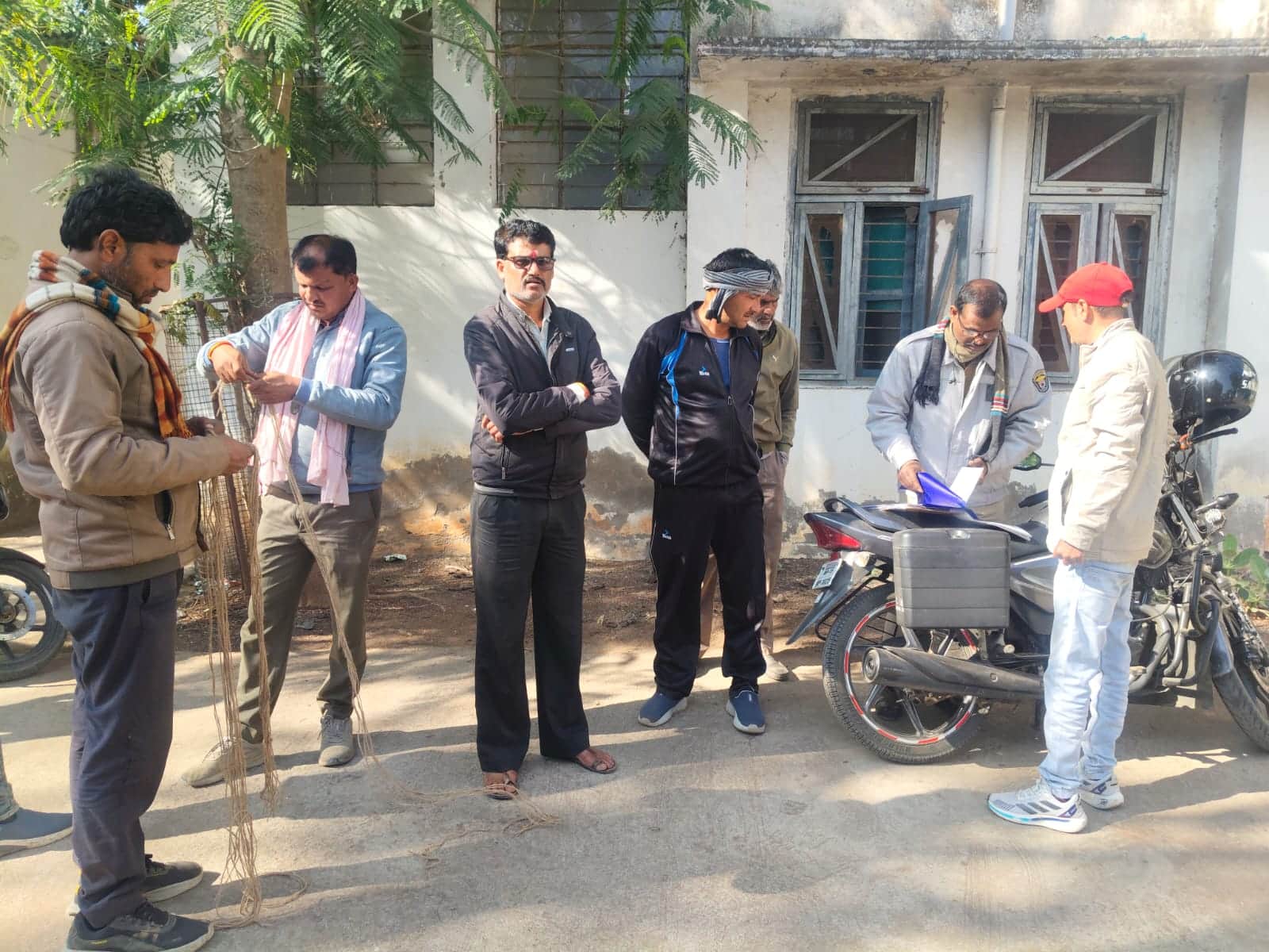 पोस्टमार्टम स्थल के बाहर जुटे परिजन