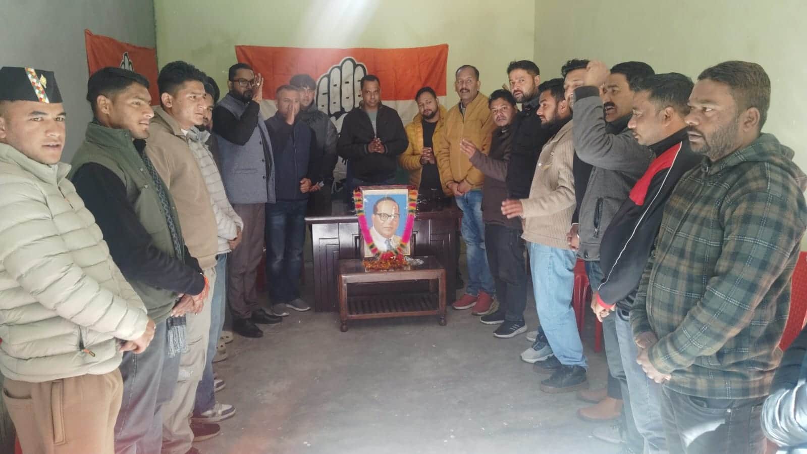 पिथौरागढ़ कांग्रेस कार्यालय में डॉ. भीमराव अंबेडकर को श्रद्धांजलि देते कार्यकर्ता। स्रोत:कांग्र