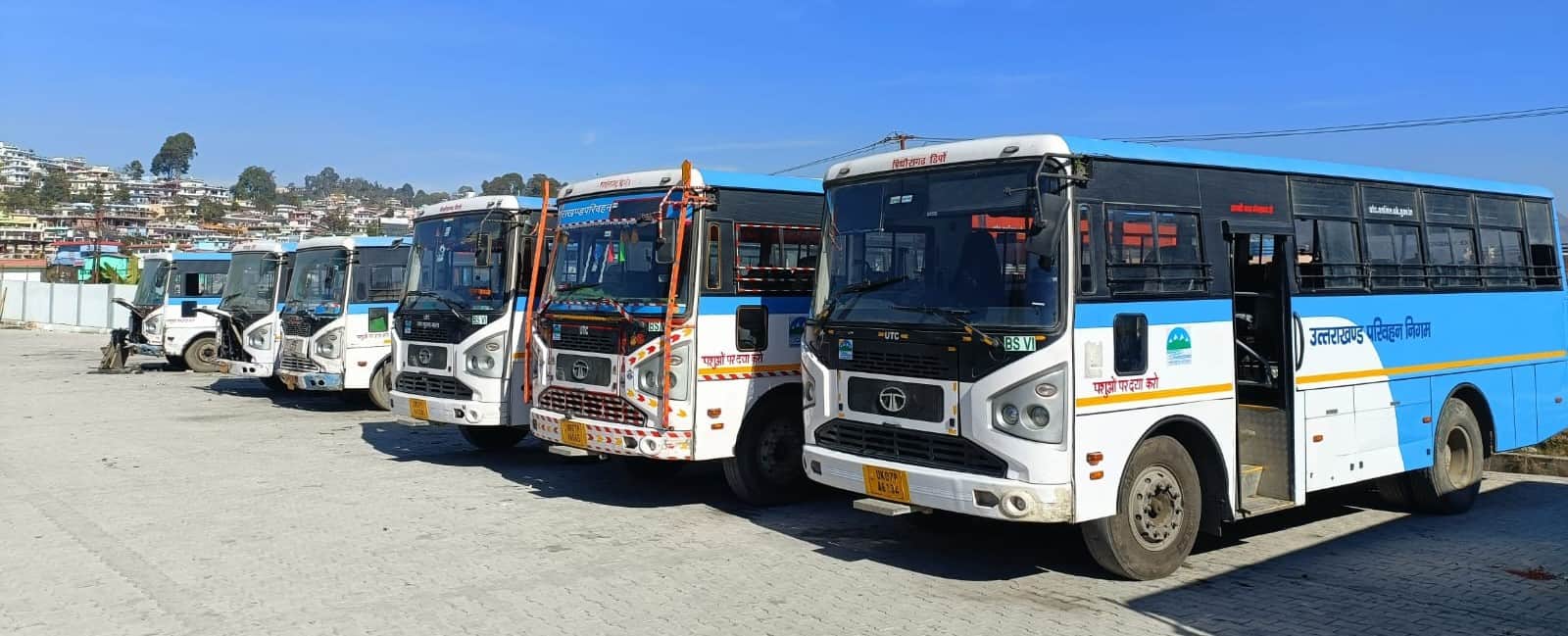 पिथौरागढ़ वर्कशॉप में टायरों के अभाव में खड़ीं रोडवेज की बसें। संवाद