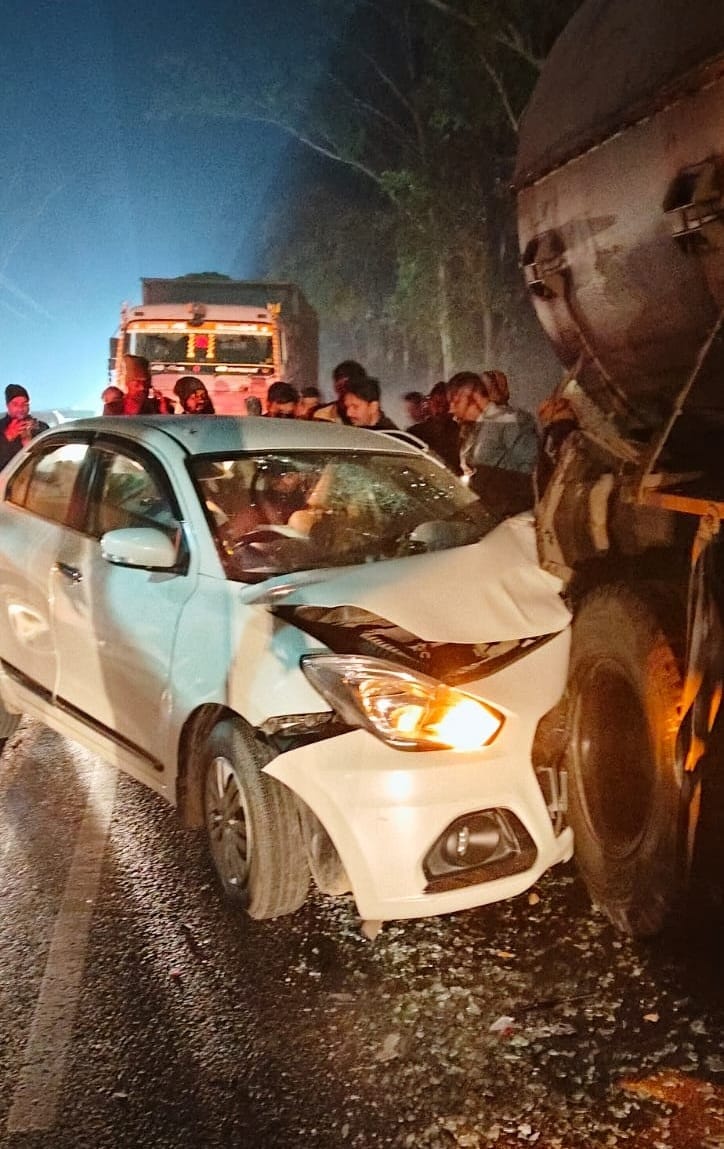 Car collided with a tanker standing on the road, four people going to a wedding injured