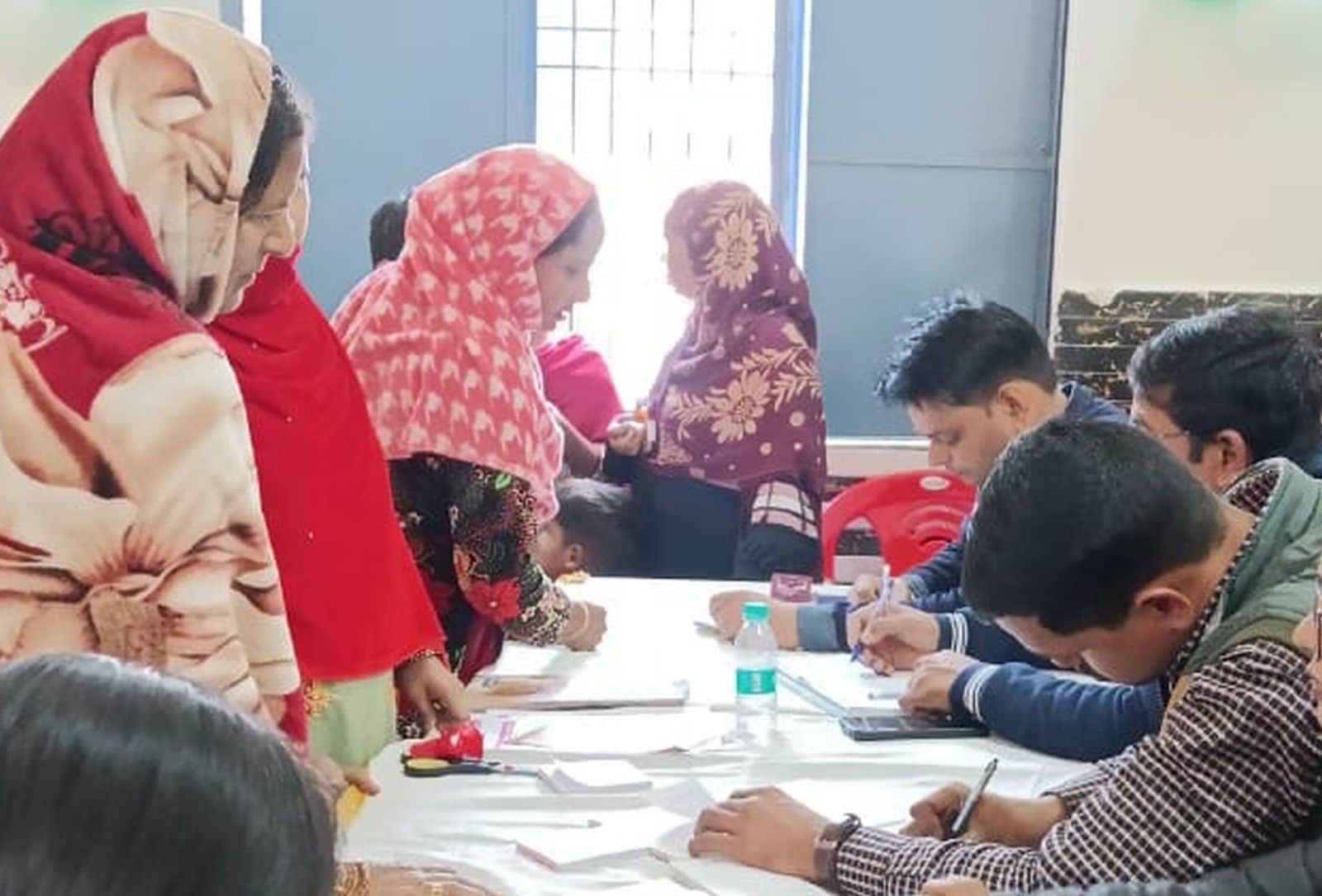 रक्त की जांच करते मरीज। संवाद