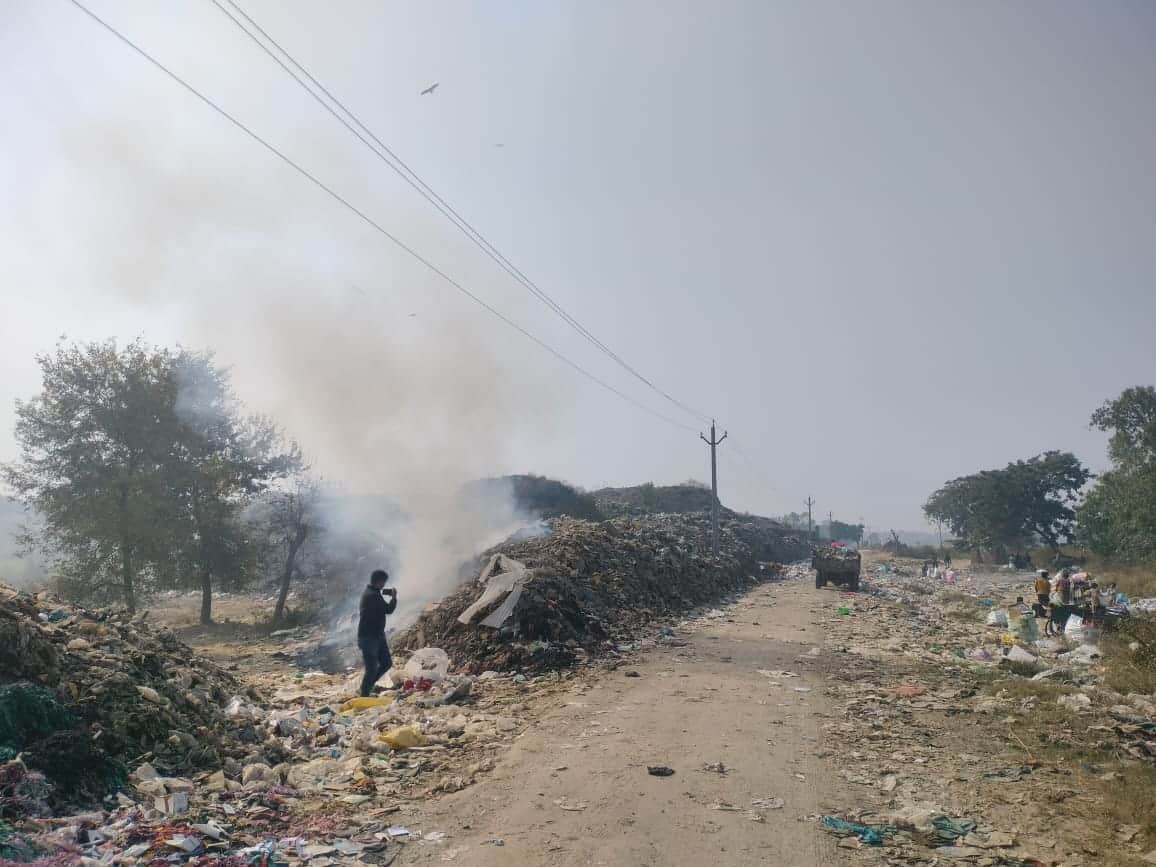 रसूलपुर बिलहरी गांव के पास डंप शहर से निकलने वाले कूड़ा में लगी आग से उठता धुआं। संवाद