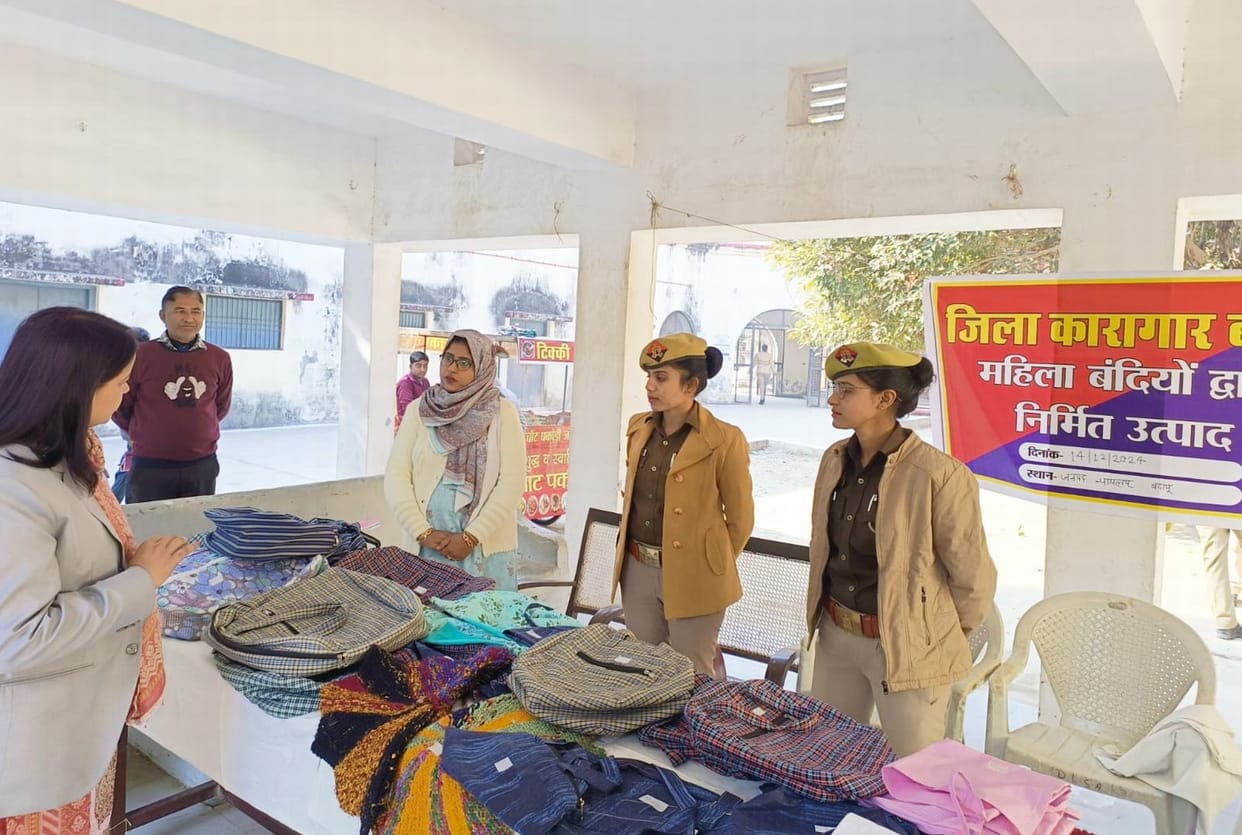 Women prisoners are becoming self-reliant by making cloth bags.