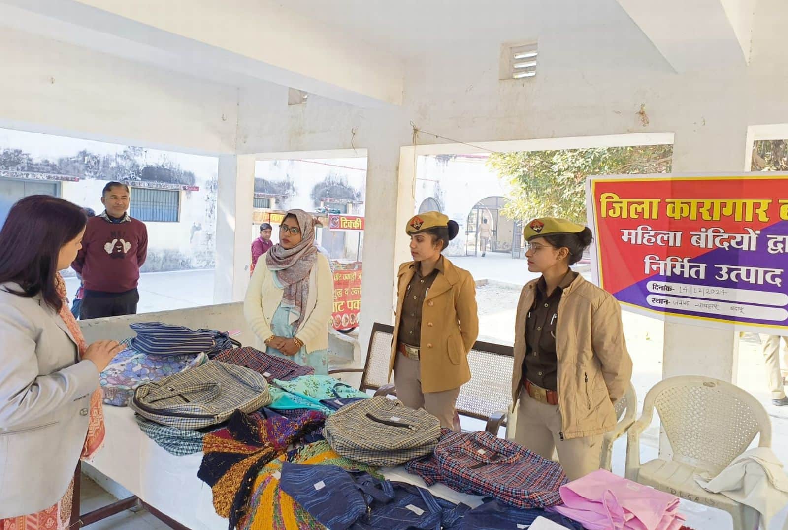 राष्ट्रीय लोक अदालत में लगी प्रदर्शनी का अवलोकन करती सचिव।स्रोत- जेल प्रशासन