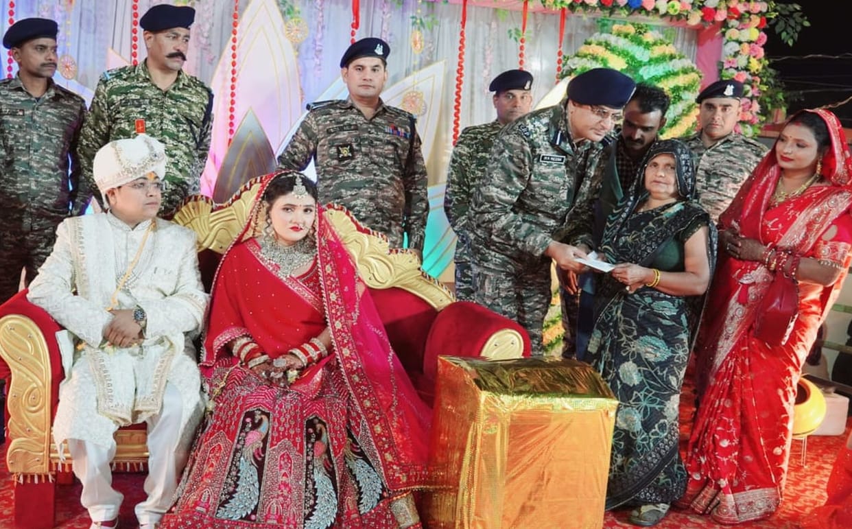 CRPF jawans performed their duties at the wedding of a martyr's daughter.