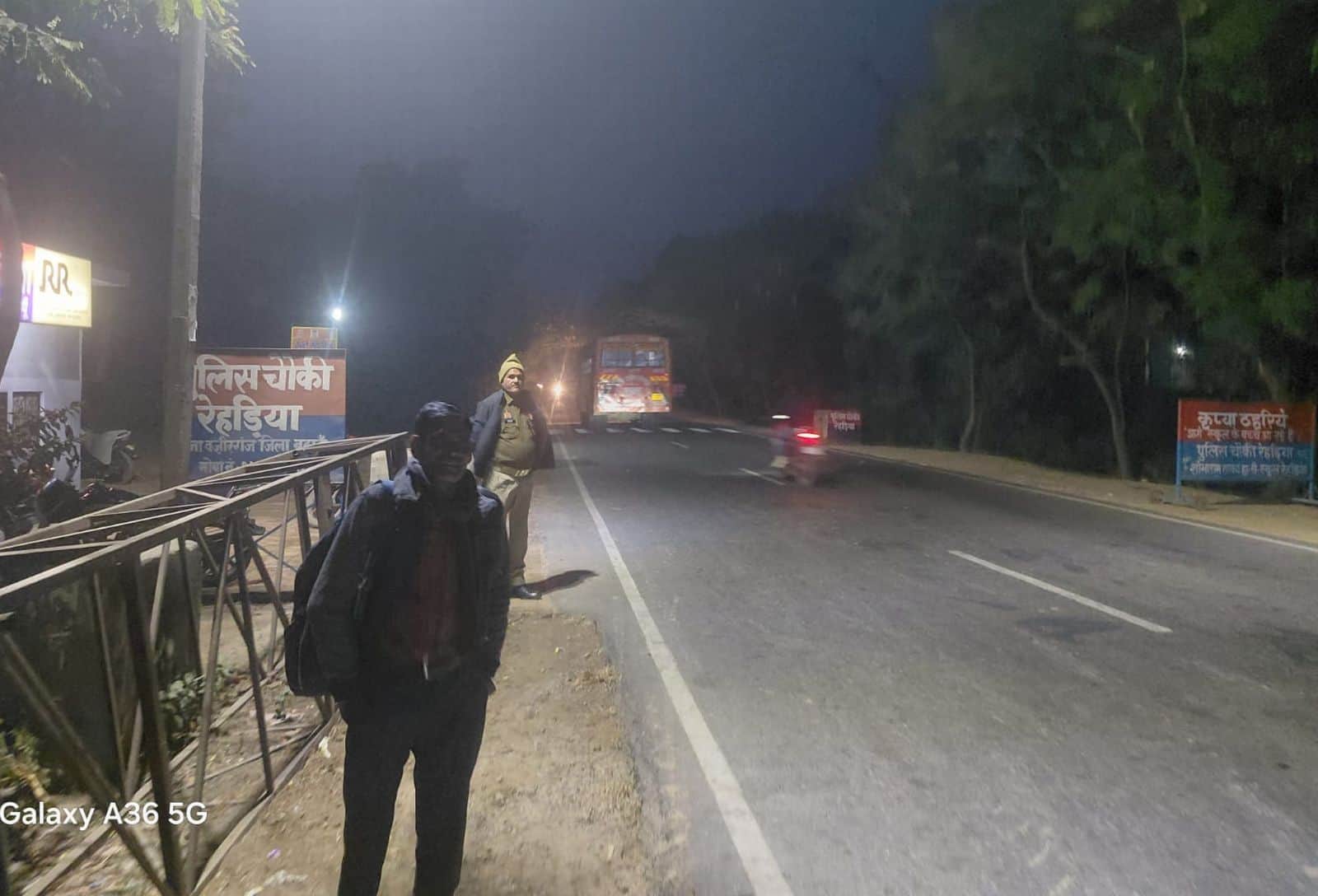 स्टॉप पर खड़ा यात्री, तेज गति से निकल गई रोडवेज की बस। संवाद