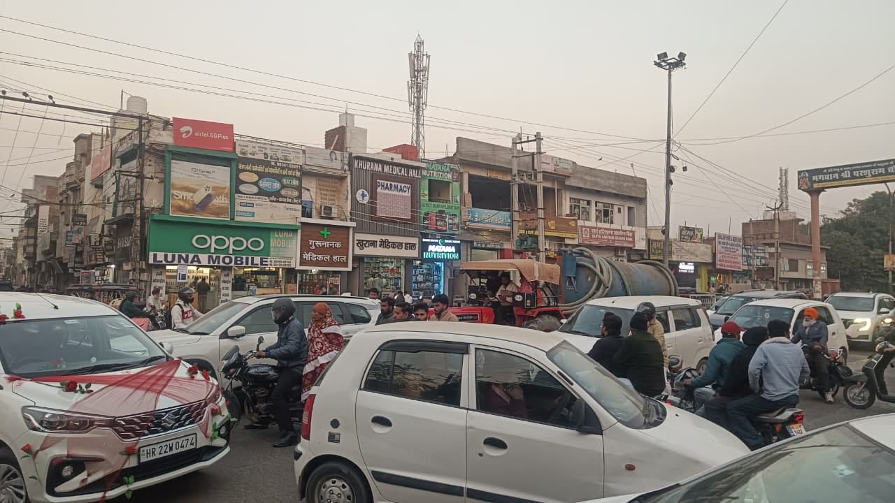 Despite increasing the number of policemen, traffic jams continue at Bighad Chowk in the city