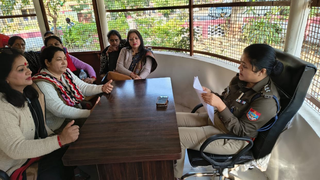Anganwadi workers expressed anger in the police station.