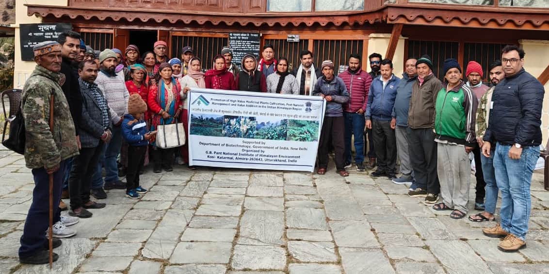 धारचूला के चौदास घाटी में किसानों के साथ वैज्ञानिक। स्रोत: ग्रामीण