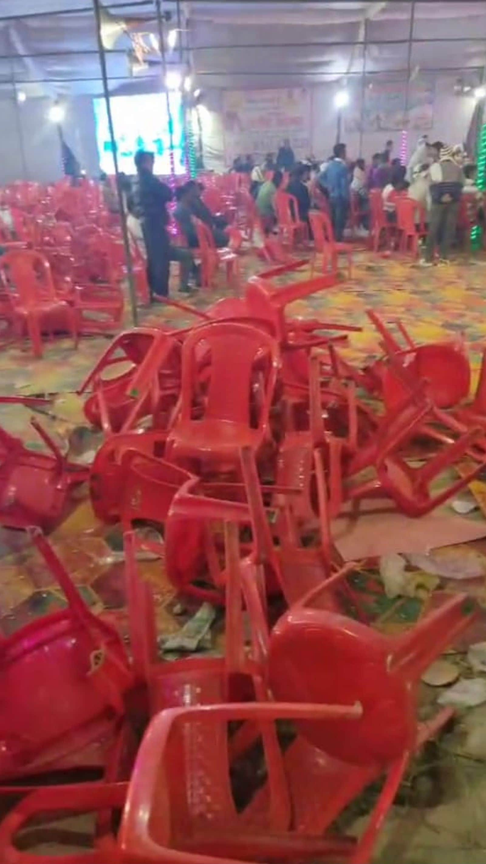 उर्स में बवाल के बाद उल्टी पड़ी कुर्सियां। स्रोत- वायरल वीडियो।