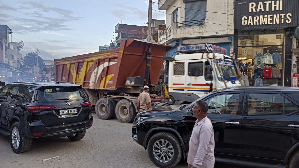 The movement of two thousand dump trucks and lorries in Vyaspur poses a risk of accidents