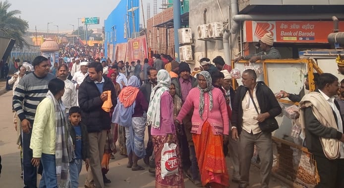 A stream of devotees gathered in Ramnagari on the weekend