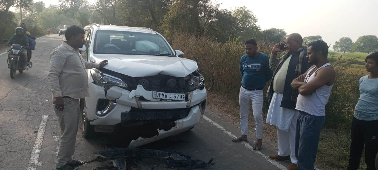 12 सीकेटीपी-14- परिचय-क्षतिग्रस्त गाड़ी व पास में खड़े पूर्व सांसद। संवाद