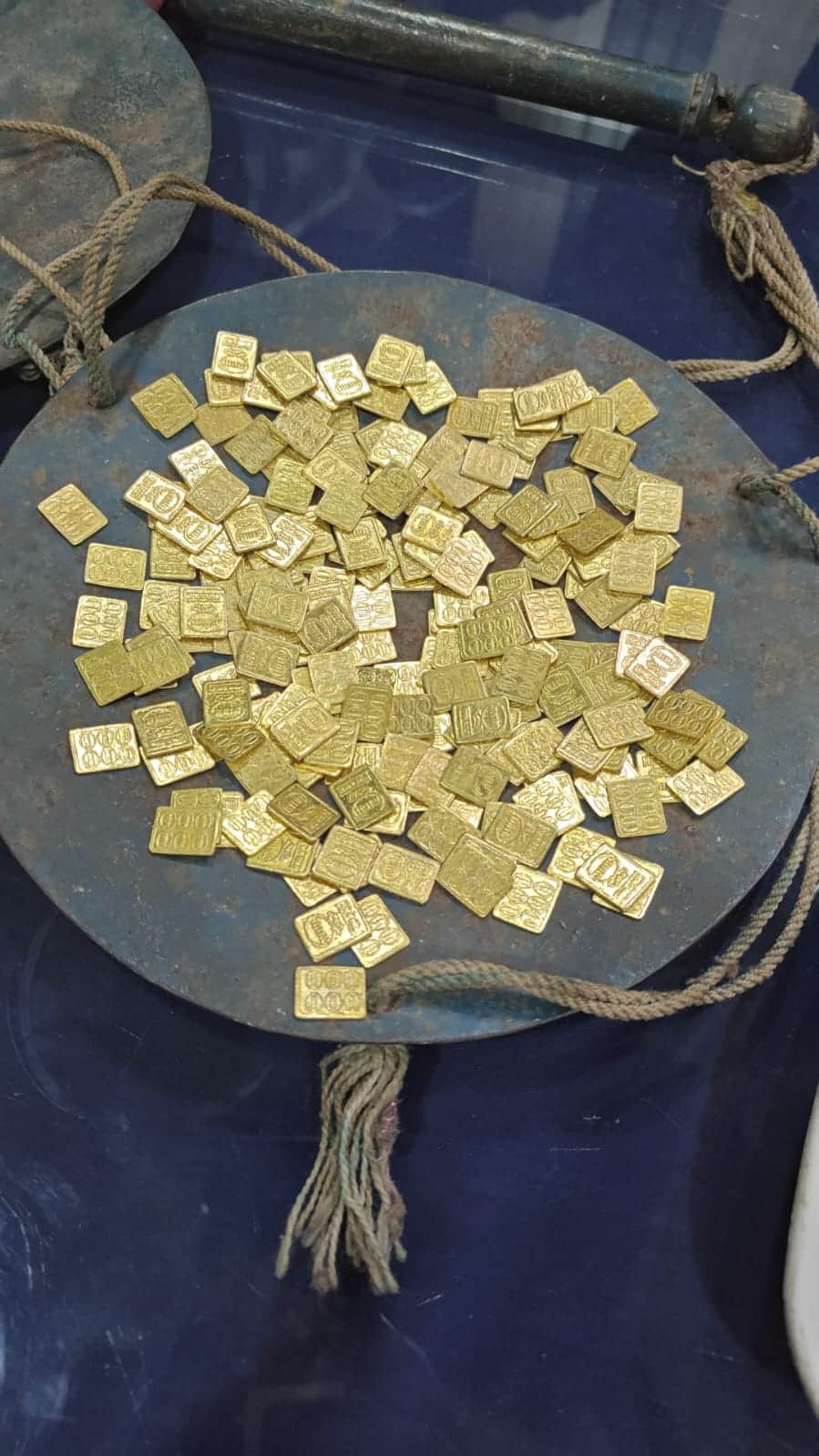 12 सीकेटीपी-18- परिचय- पुलिस द्वारा बरामद किए गए पीली धातु के बिस्कुट जिन्हे सोने के बिस्कुट बत