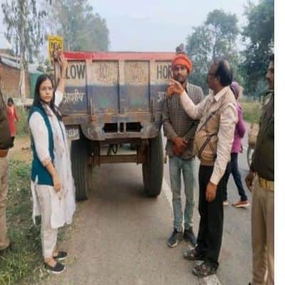 28 सीकेटीपी-2- परिचय- ट्रैक्टर में रिफ्लैक्टर लाइट लगातीं पीटीओ व मौजूद एआरटीओ। संवाद