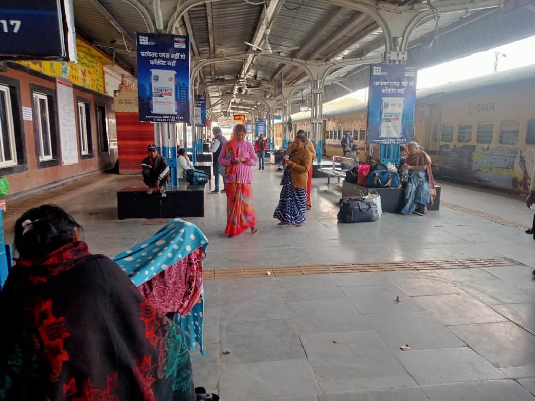 28 सीकेटीपी-7- परिचय- रेलवे स्टेशन पर ट्रेन न मिलने पर प्लेटफार्म पर मौजूद परेशान यात्री । संवा