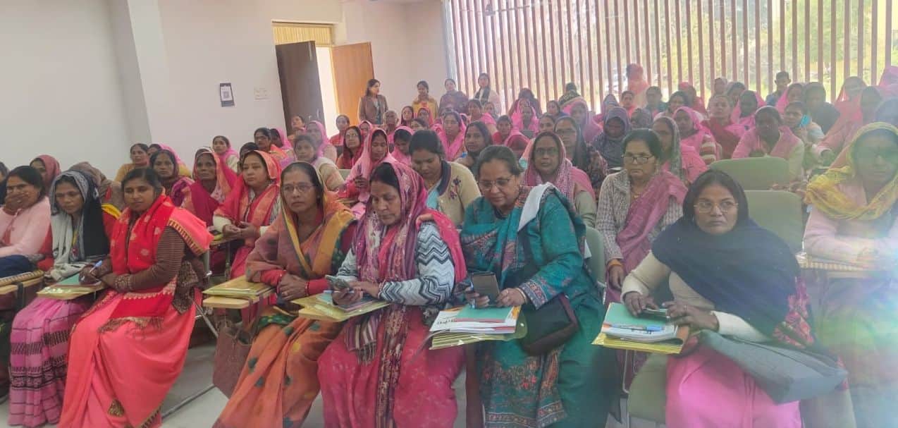 28 सीकेटीपी-9- परिचय- प्रशिक्षण में मौजूद आंगनबाड़ी कार्यकर्ता। संवाद