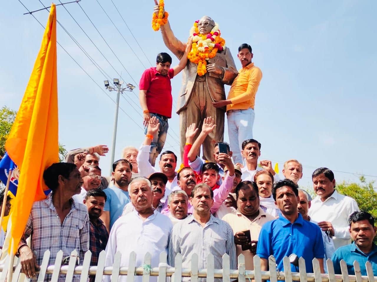 आंबेडकर चौक पर महापरिनिर्वाण दिवस पर एकत्रित हुए लोग। स्रोत : परिषद