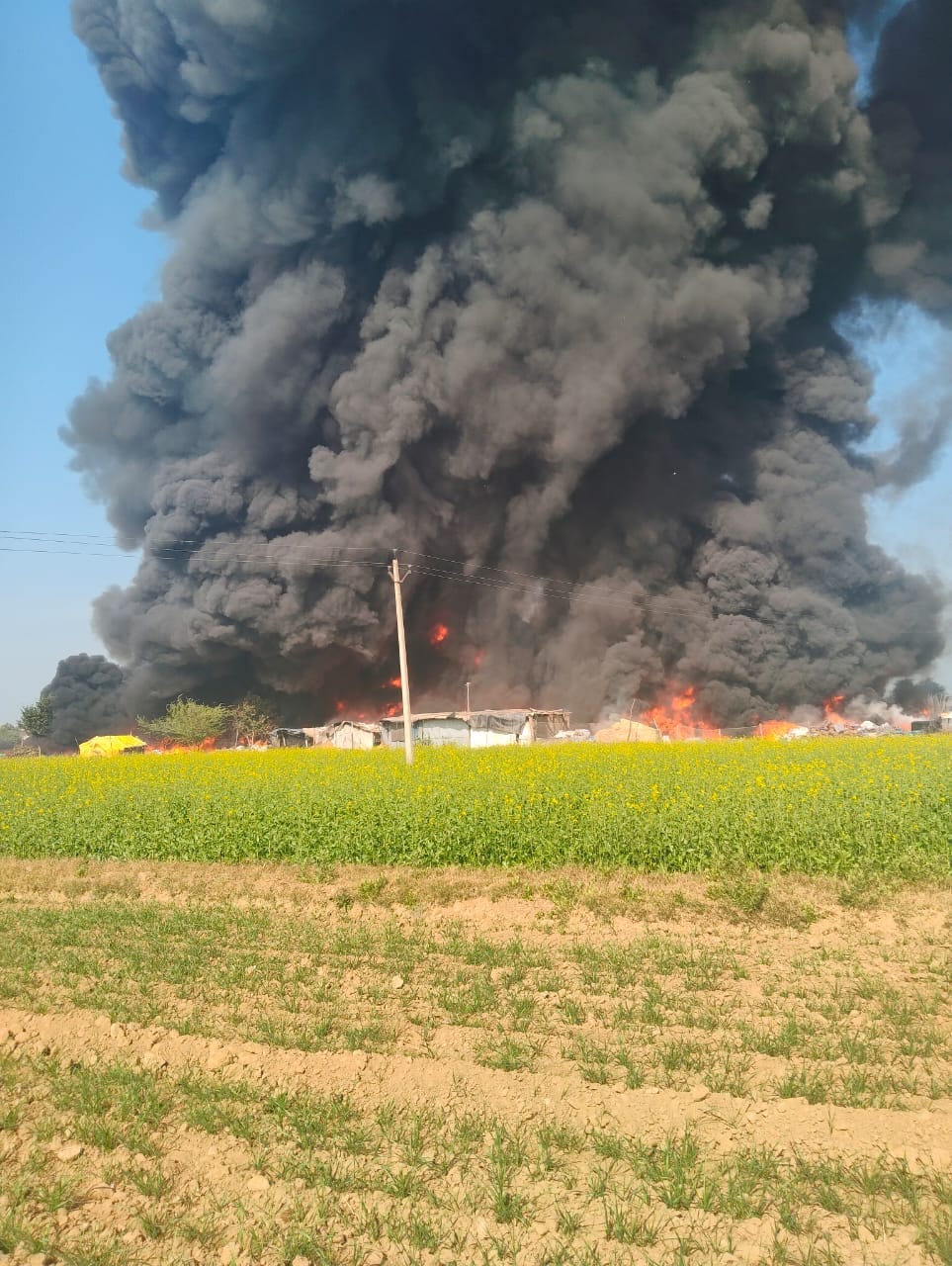 A fire broke out in a scrap warehouse; five fire engines brought it under control.