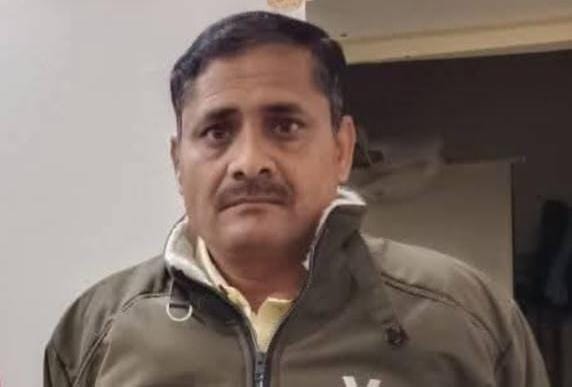 आरक्षक महेश पाठक।