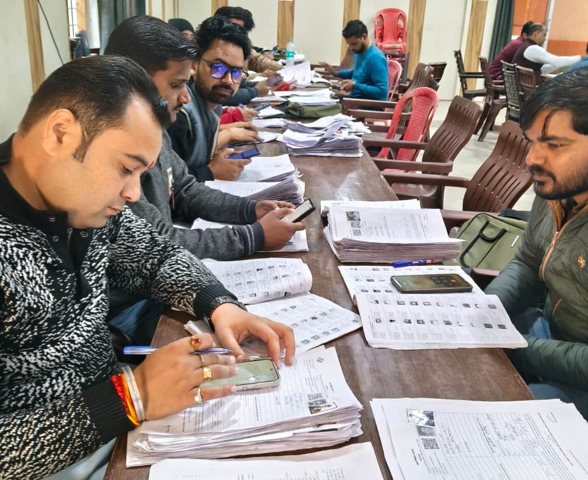 अलीगंज तहसील में मैपिंग कार्य में जुटे बीएलओ। संवाद