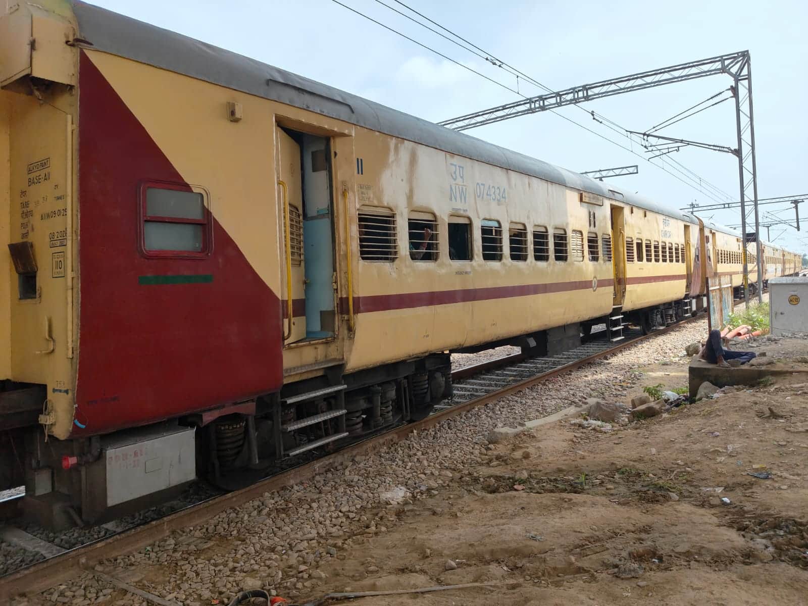 अनाज मंडी रेलवे स्टेशन के पास पहुंची ट्रेन। संवाद