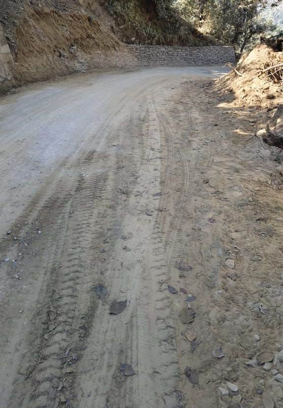 अस्कोट-नारायण सड़क पर फैली मिट्टी। संवाद