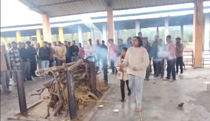 Father of seven daughters dies of illness; daughters light the funeral pyre