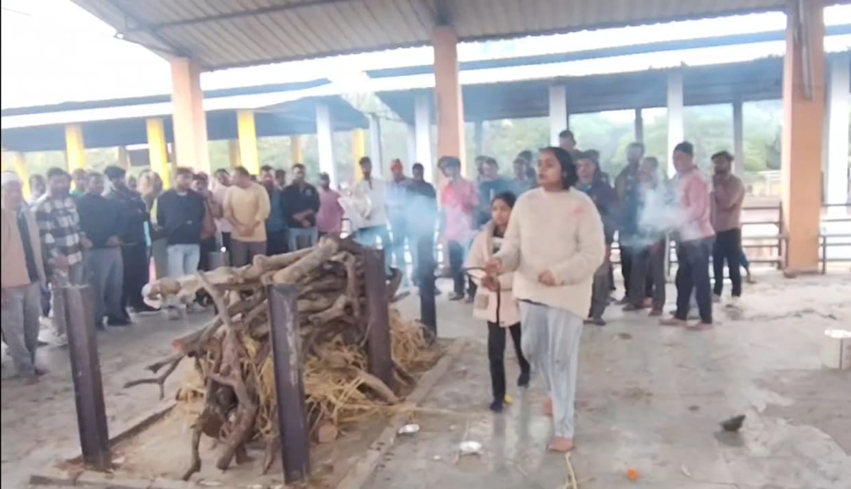 Father of seven daughters dies of illness; daughters light the funeral pyre
