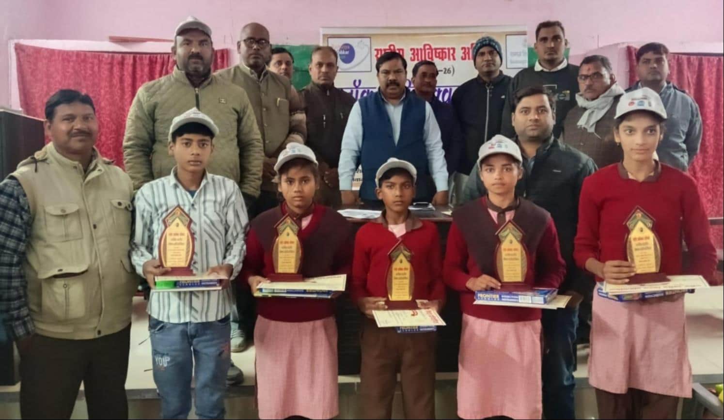 बीआरसी खुशरई में विज्ञान क्विज के विजेता विद्यार्थी, साथ में शिक्षक। स्रोत शिक्षा विभाग