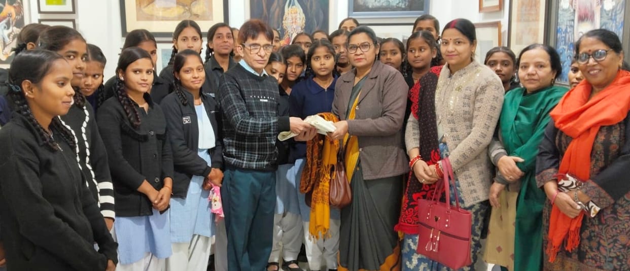 Art lovers honored painter Qamar.
