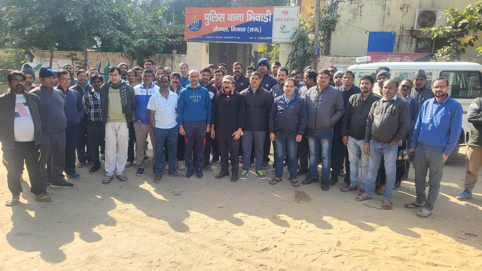 बिल्डर पर एफआईआर दर्ज करवाने के लिए थाने पहुंचे लोग। संवाद