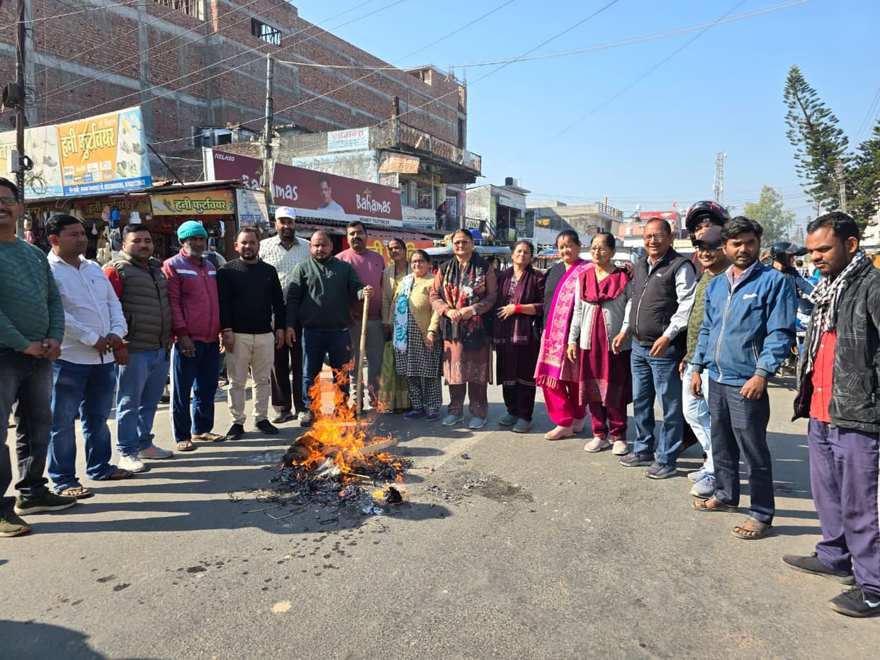 BJP workers burnt the effigy of Congress leader Harak Singh Rawat.