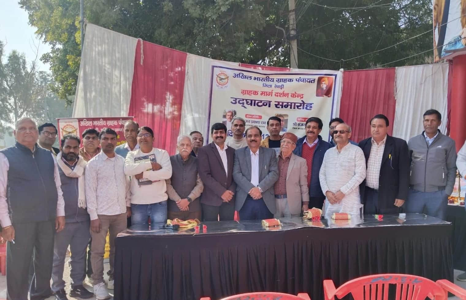 ब्रास मार्केट में ग्राहक मार्गदर्शन केंद्र का उद्घाटन करते परमानेंट लोक अदालत के सदस्य जयप्रकाश