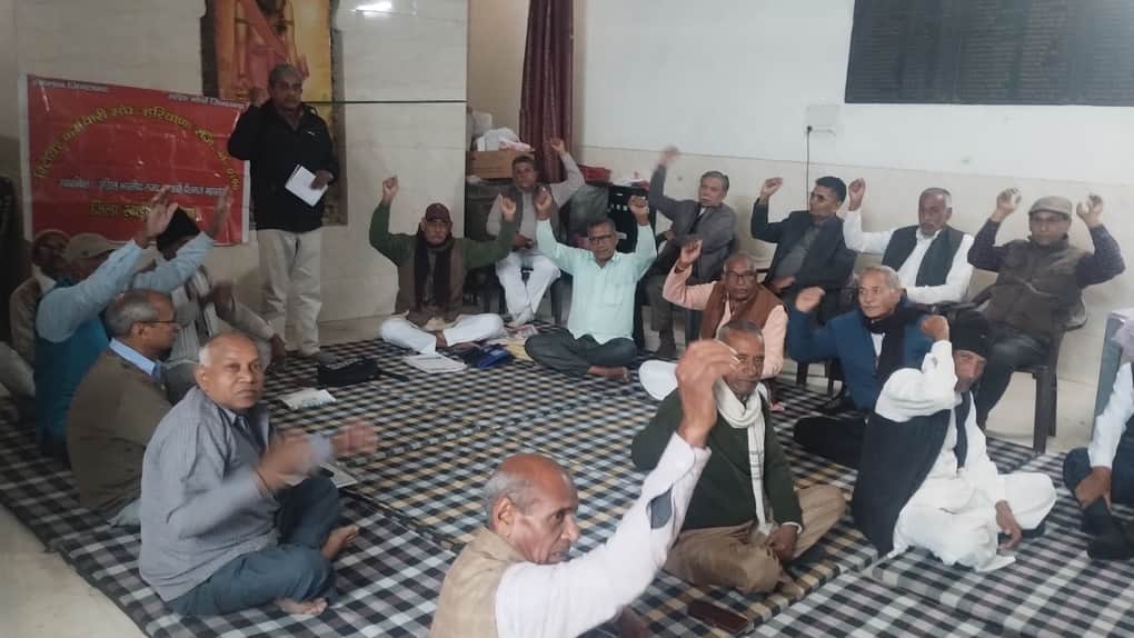 बैठक में अपनी मांग उठाते रिटायर्ड कर्मचारी संघ के पदाधिकारी। स्रोत : संघ
