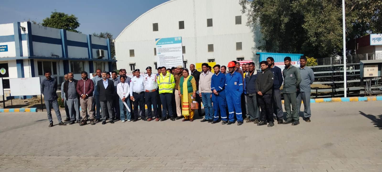 डिपो में जागरूकता कार्यक्रम के दौरान एकत्रित हुए लोग। स्रोत : पुलिस