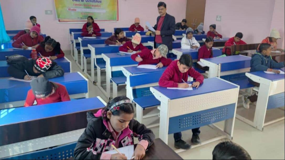 डायट में स्पेल बी प्रतियोगिता में प्रतिभाग करते बच्चे। स्रोत डायट