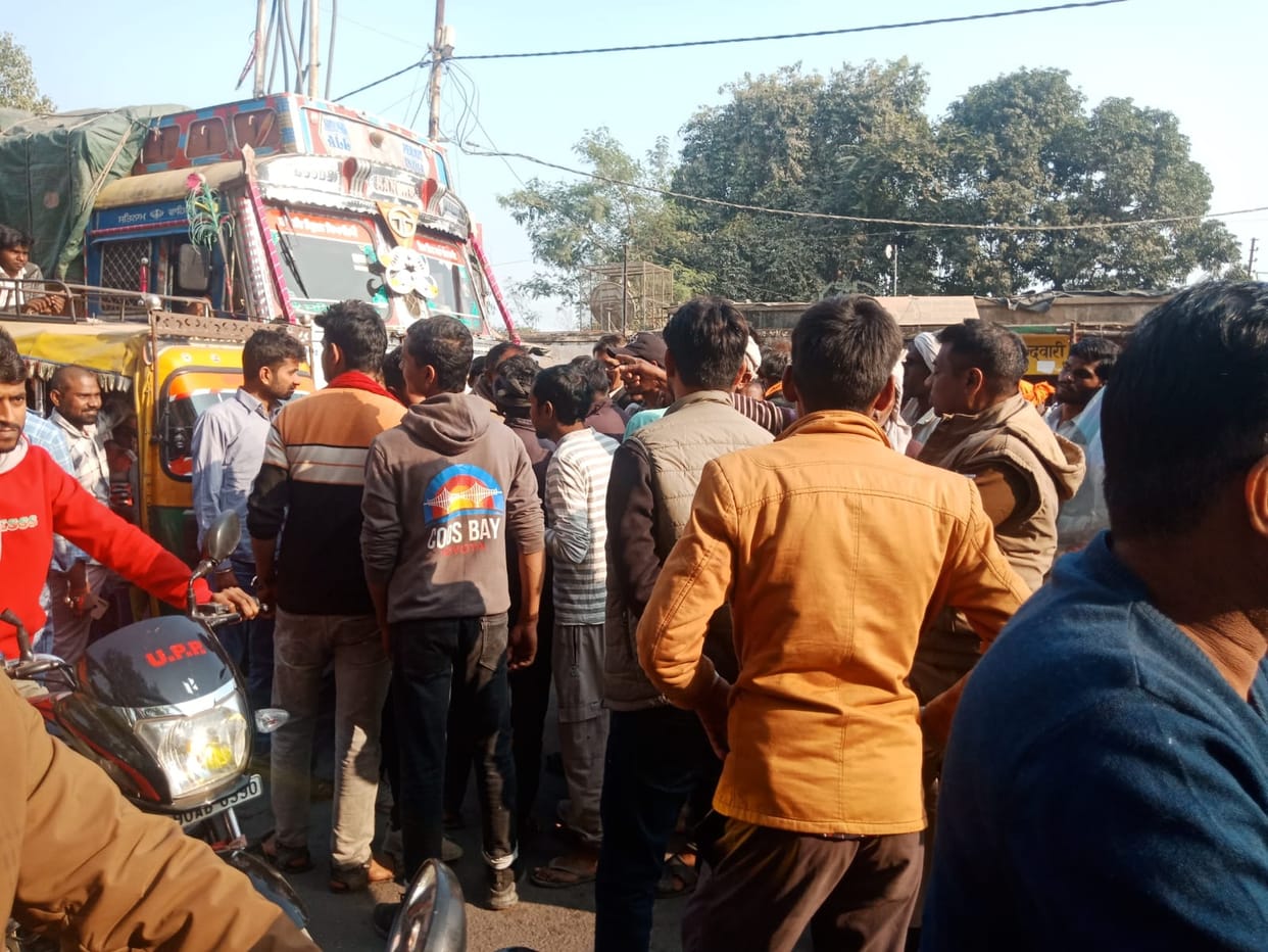 Angry farmers blocked the Banda-Fatehpur road due to non-availability of urea.
