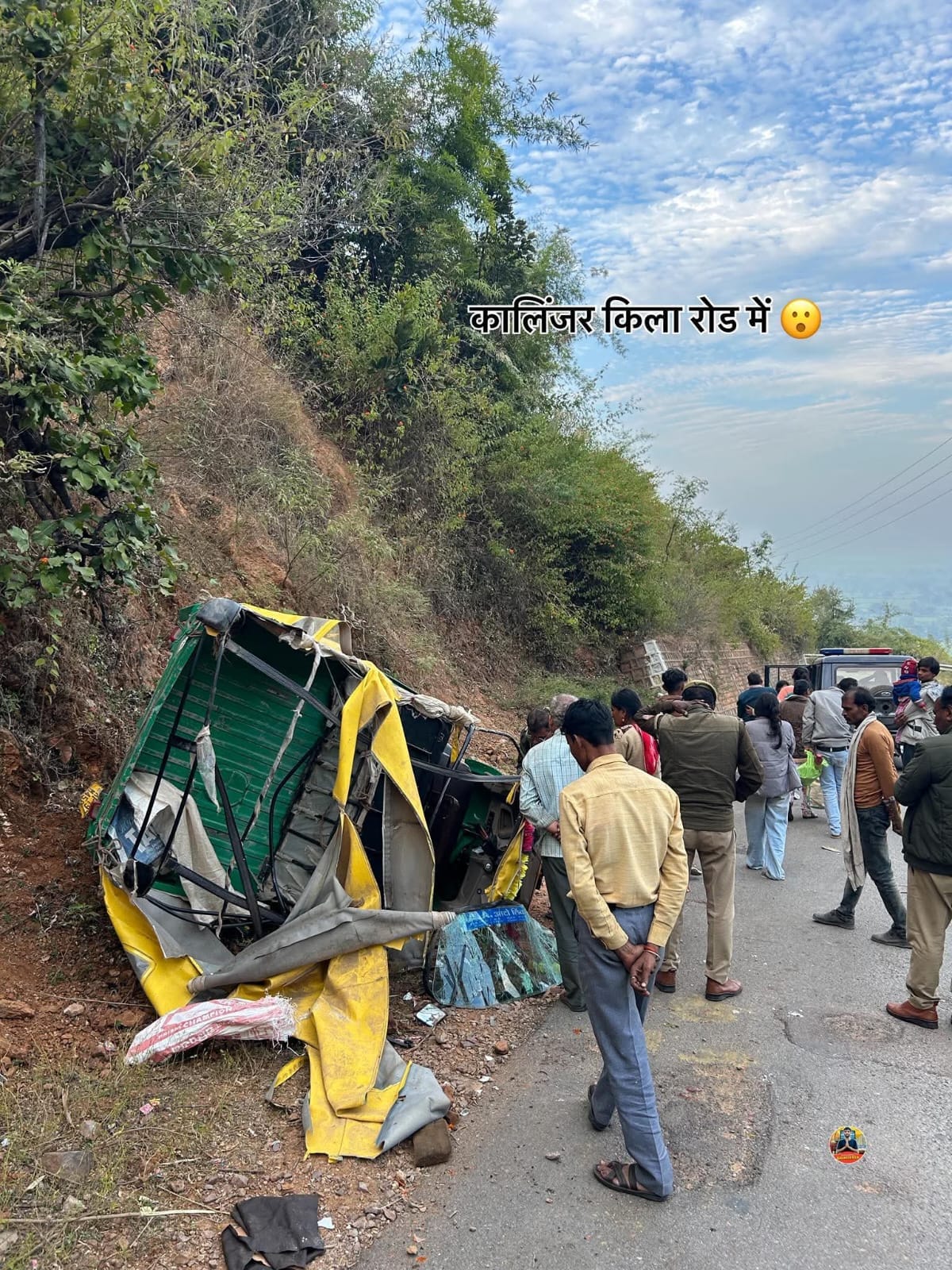 An autorickshaw carrying devotees returning from Kalinjar fort overturned, injuring six people including the driver.
