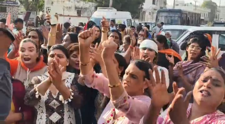 Mangalmukhi protested against the head of the other faction