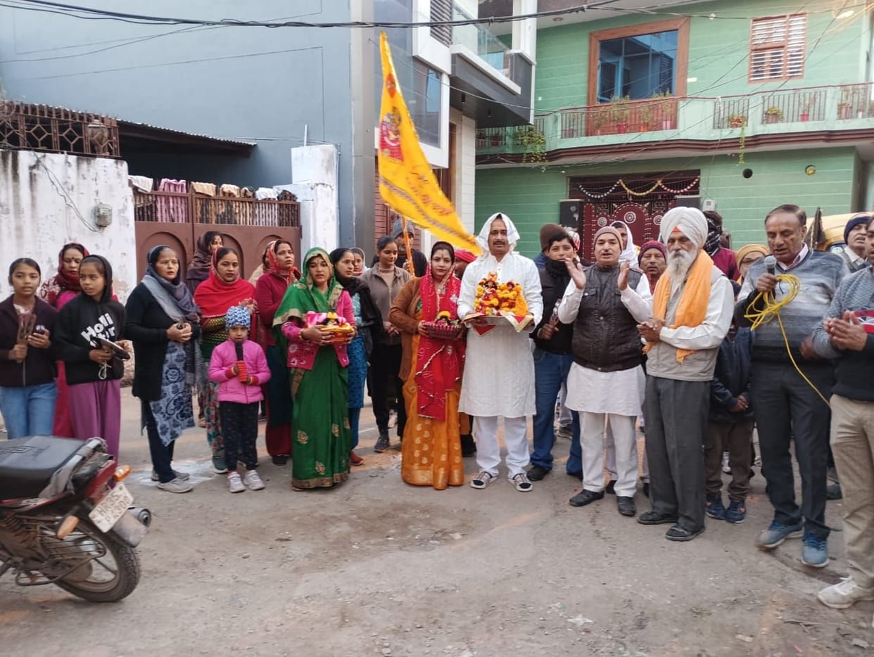 Devotees immersed in devotion during the Prabhat Ferry