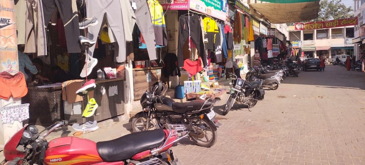 Shopkeepers are disobeying the orders of SDM, verandas are not vacated.