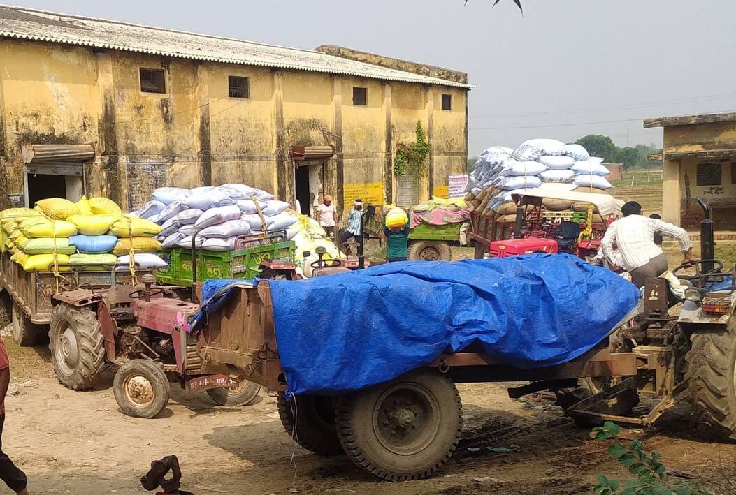 Brokers' caucus at the centers... Farmers wandering to get their millet weighed
