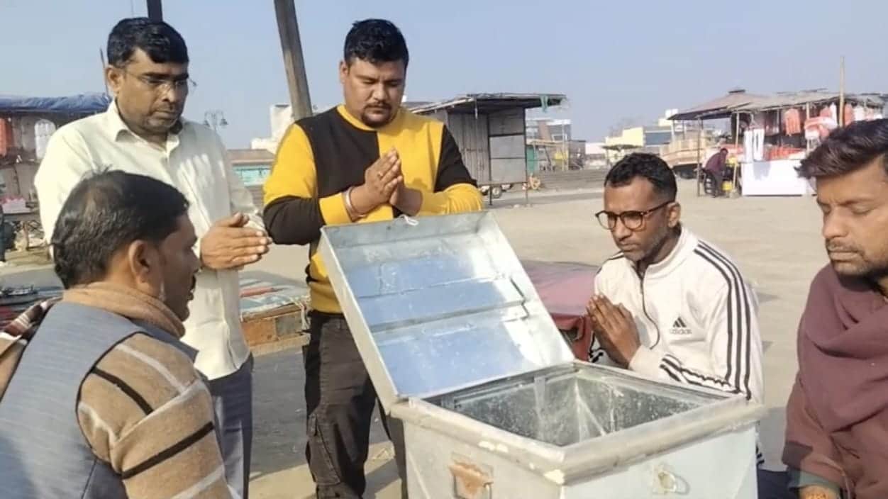 गढ़ गंगा में लावारिस शवों की अस्थियों का गढ़ गंगा में विसर्जन करती श्रीराम सेवा समिति। स्रोत : 