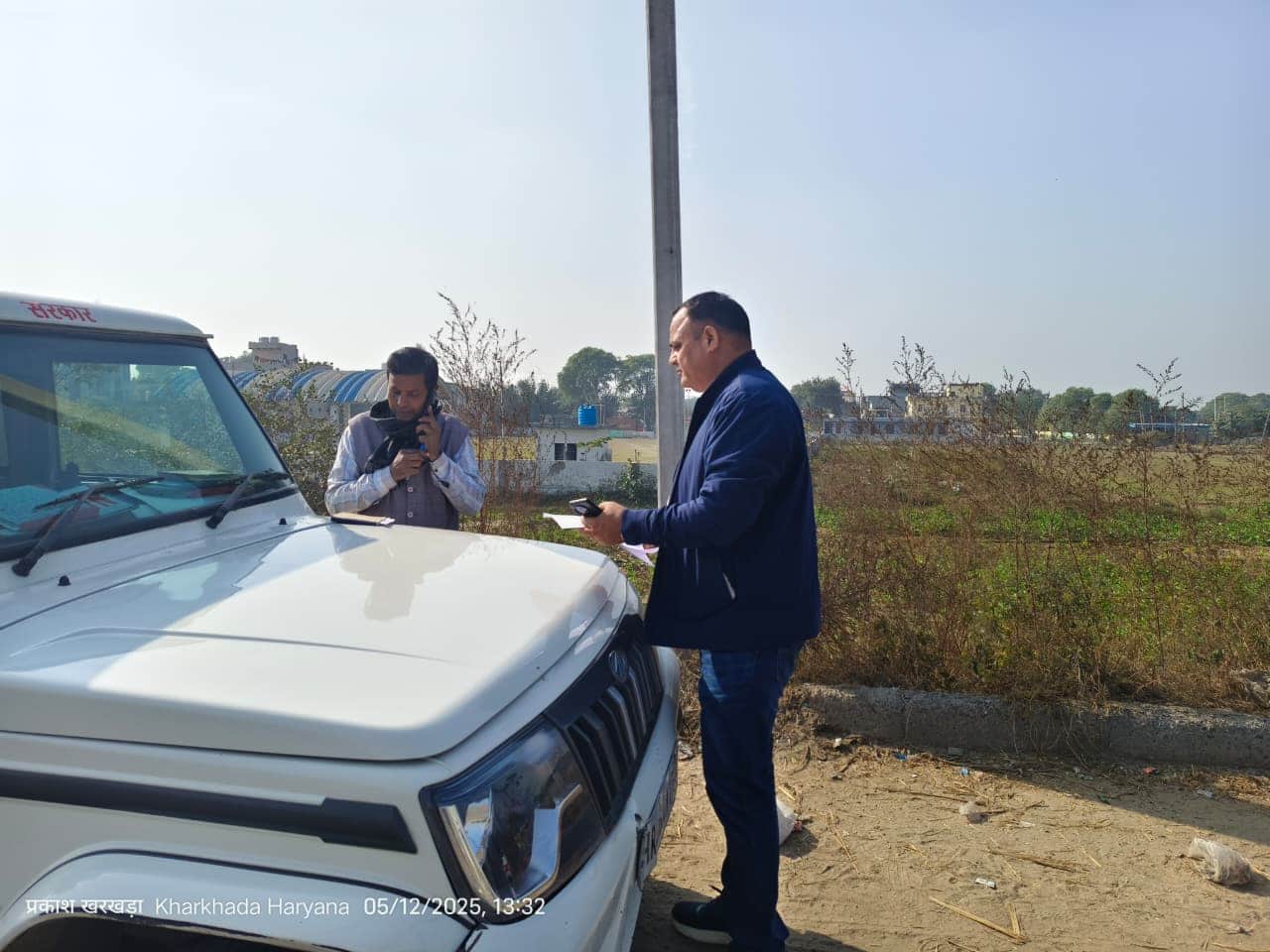 गांव खरखड़ा में निरीक्षण करते बिजली निगम के अधिकारी। स्त्रोत: ग्रामीण