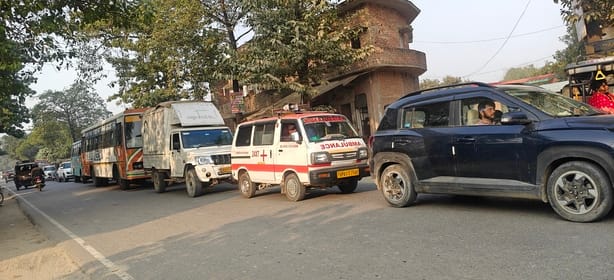 Vehicles going from Yadav turn to save toll, jam till Jangipur Krishi Mandi