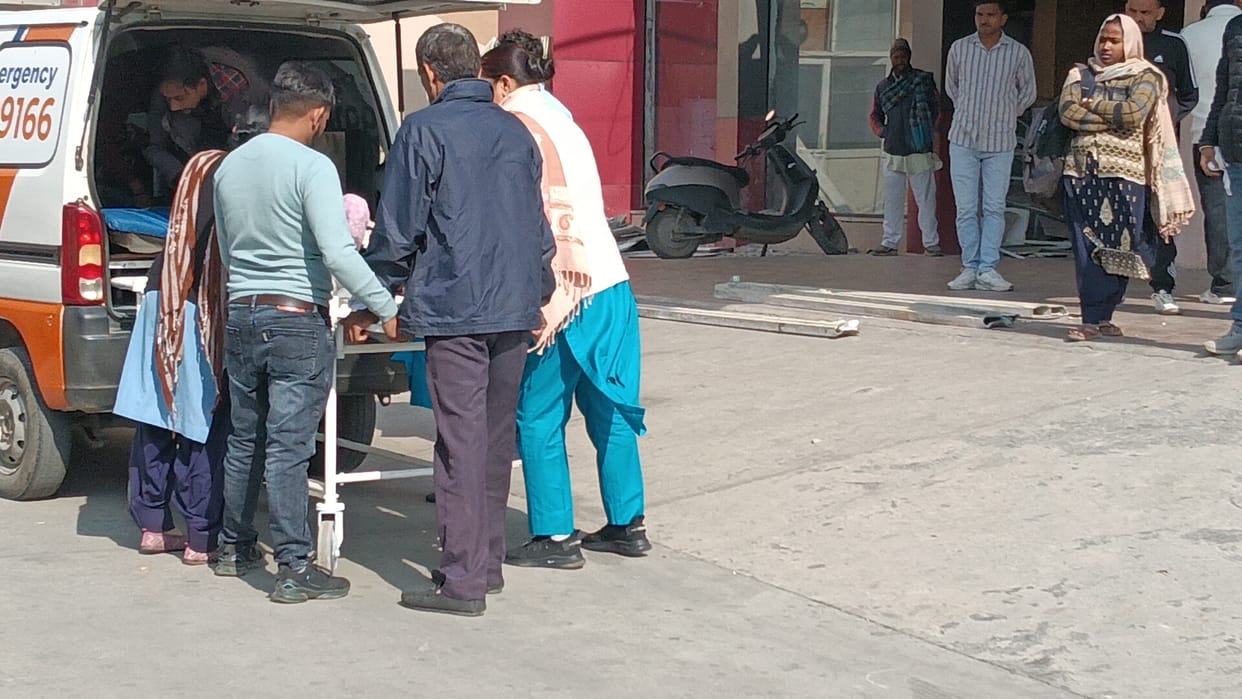 Midwife gave birth in ambulance to District Civil Hospital, both children are healthy